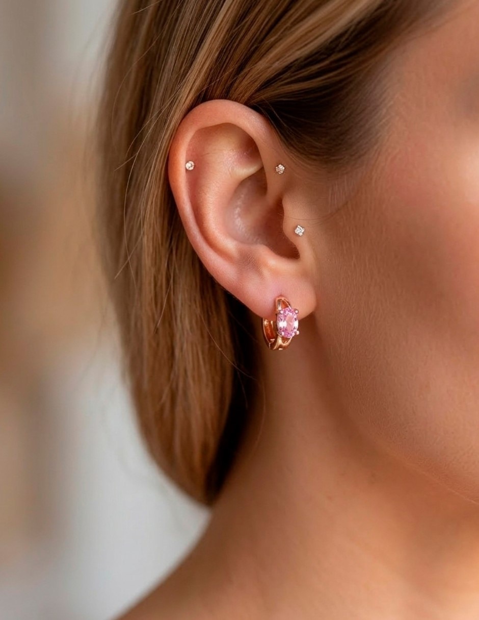 Aretes huggies de oro laminado 14 K con acabado chapa de oro zirconia cúbica 3
