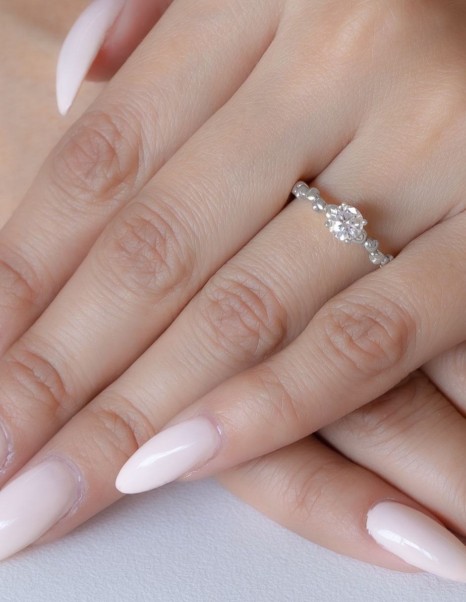 Anillo de compromiso de oro 10 K moissanita 4