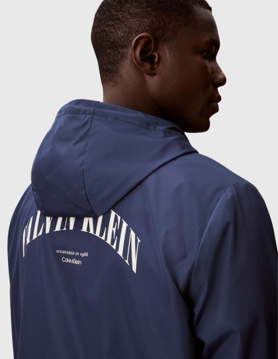 Chamarra rompevientos Calvin Klein con capucha para hombre