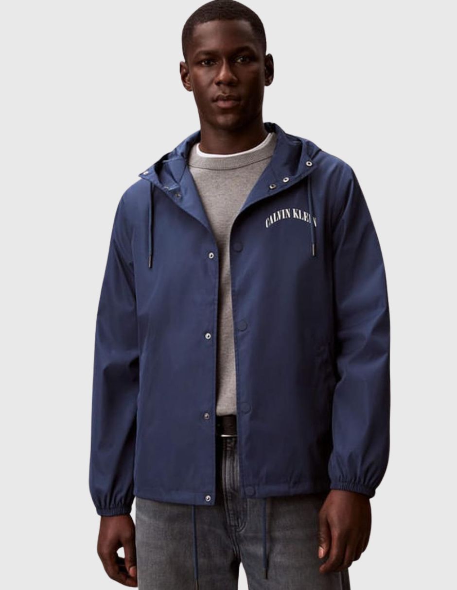 Chamarra rompevientos Calvin Klein con capucha para hombre