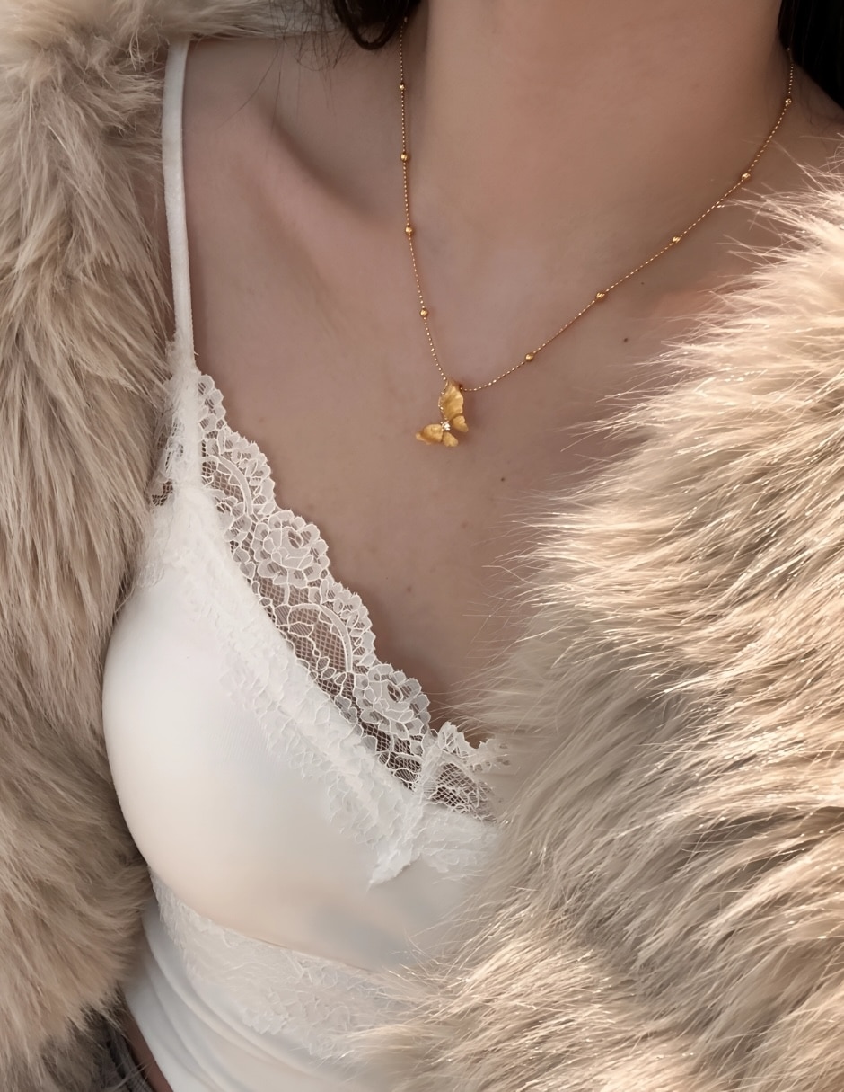Collar con dije de mariposa Yoiko Aurelle de plata P 925 baño de oro