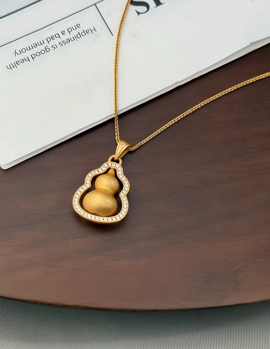 Collar con dije Yoiko Wu Lou de plata p 925 con acabado baño de oro