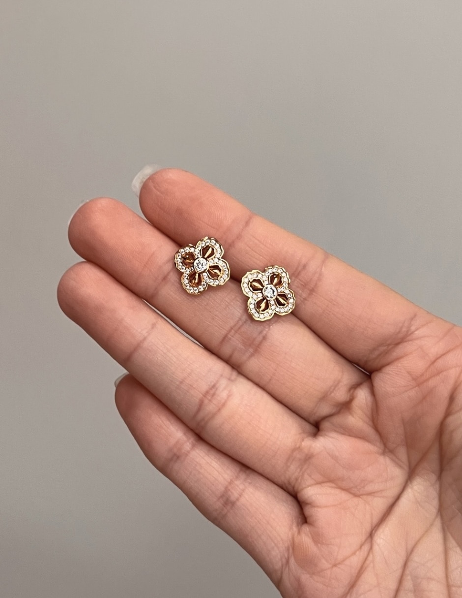 Aretes cortos de flor Yoiko Bloom Golden de plata P 925 con acabado baño de oro zirconia