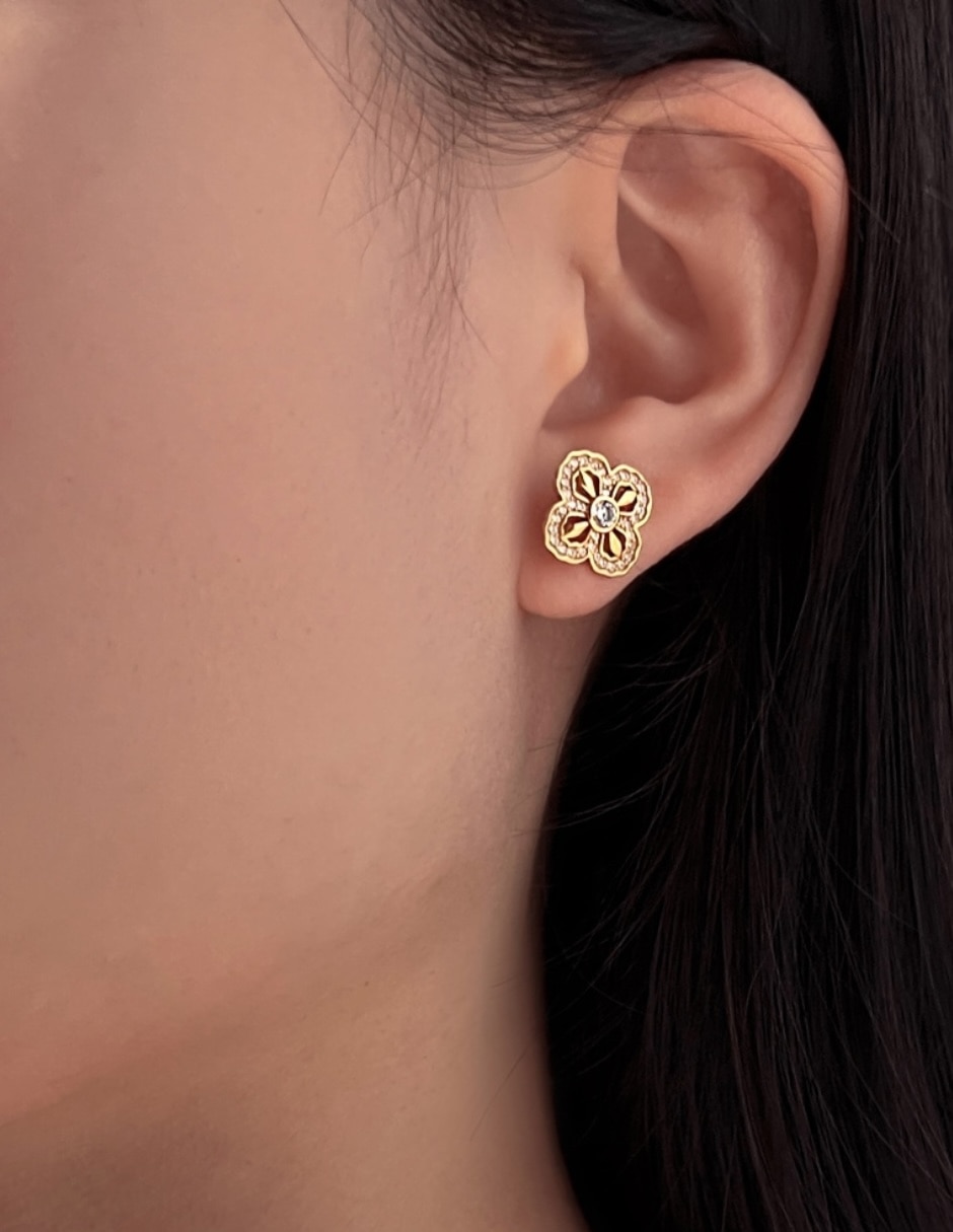Aretes cortos de flor Yoiko Bloom Golden de plata P 925 con acabado baño de oro zirconia