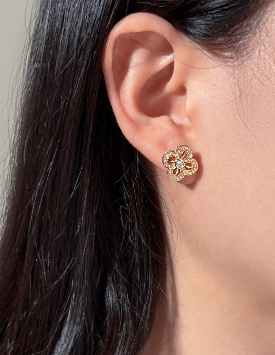Aretes cortos de flor Yoiko Bloom Golden de plata P 925 con acabado baño de oro zirconia