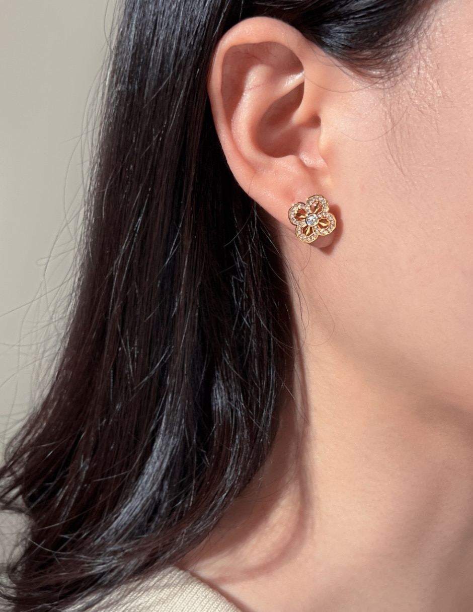 Aretes cortos de flor Yoiko Bloom Golden de plata P 925 con acabado baño de oro zirconia