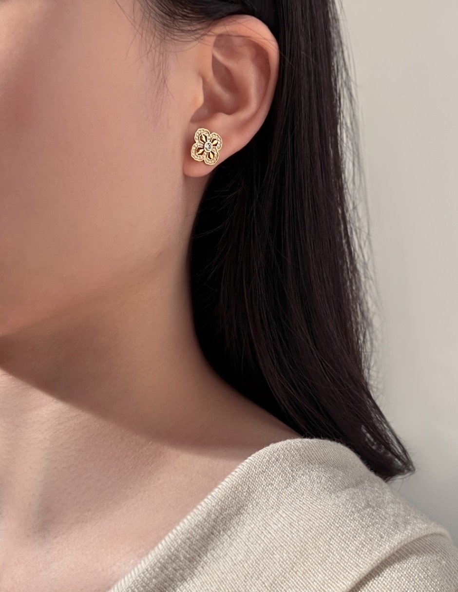 Aretes cortos de flor Yoiko Bloom Golden de plata P 925 con acabado baño de oro zirconia