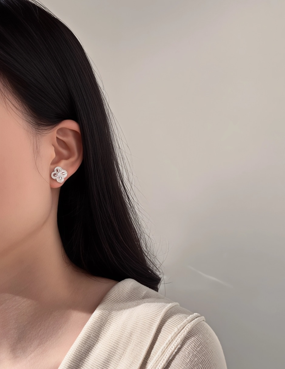 Aretes cortos de flor Yoiko Bloom de plata P925 con acabado baño rodio zirconia