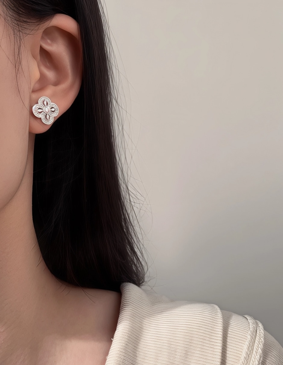 Aretes cortos de flor Yoiko Bloom de plata P925 con acabado baño rodio zirconia