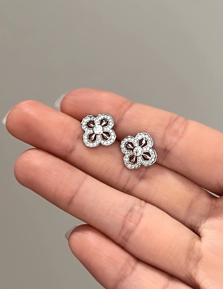 Aretes cortos de flor Yoiko Bloom de plata P925 con acabado baño rodio zirconia