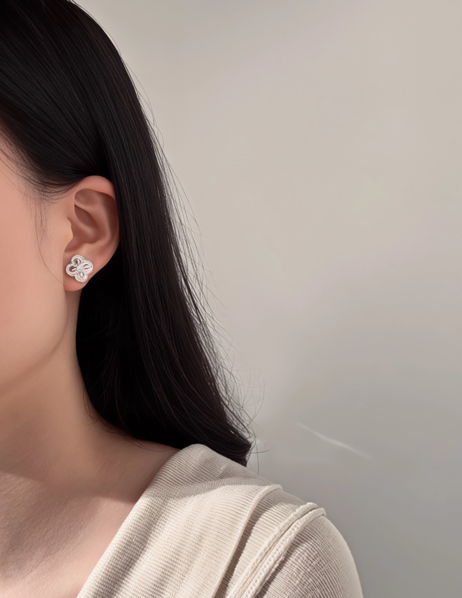 Aretes cortos de flor Yoiko Bloom de plata P925 con acabado baño rodio zirconia
