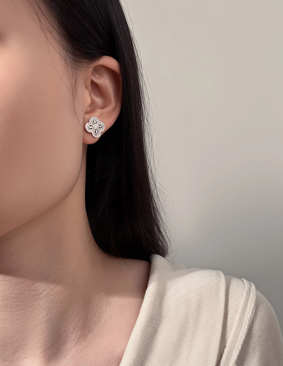 Aretes cortos de flor Yoiko Bloom de plata P925 con acabado baño rodio zirconia