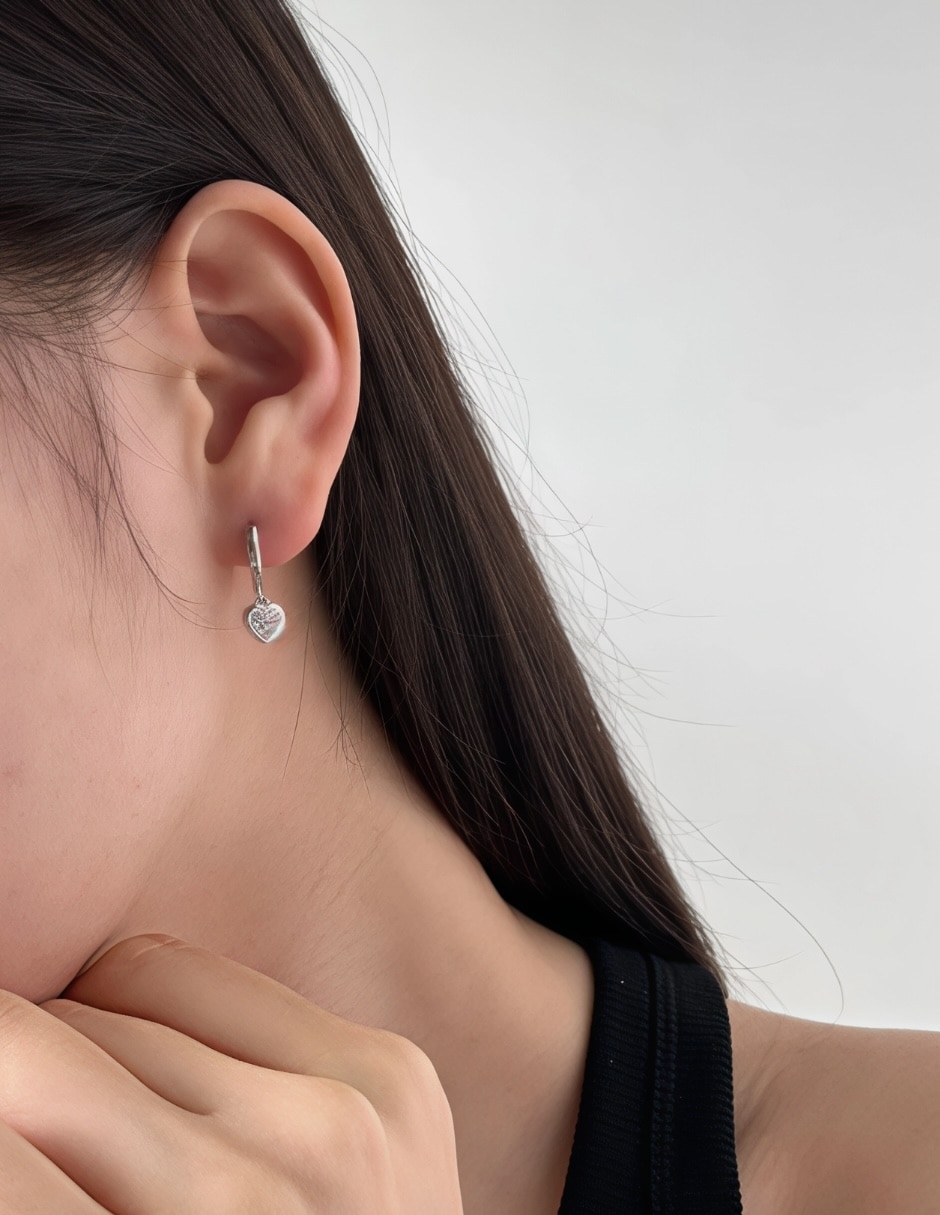Aretes cortos de corazón Yoiko de plata P 925 con acabado baño de rodio zirconia