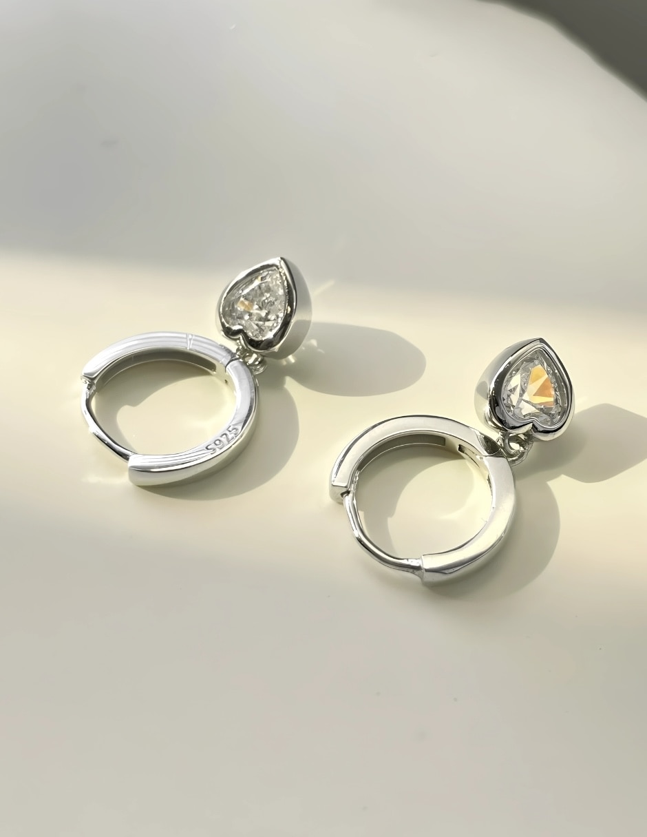 Aretes cortos de corazón Yoiko de plata P 925 con acabado baño de rodio zirconia