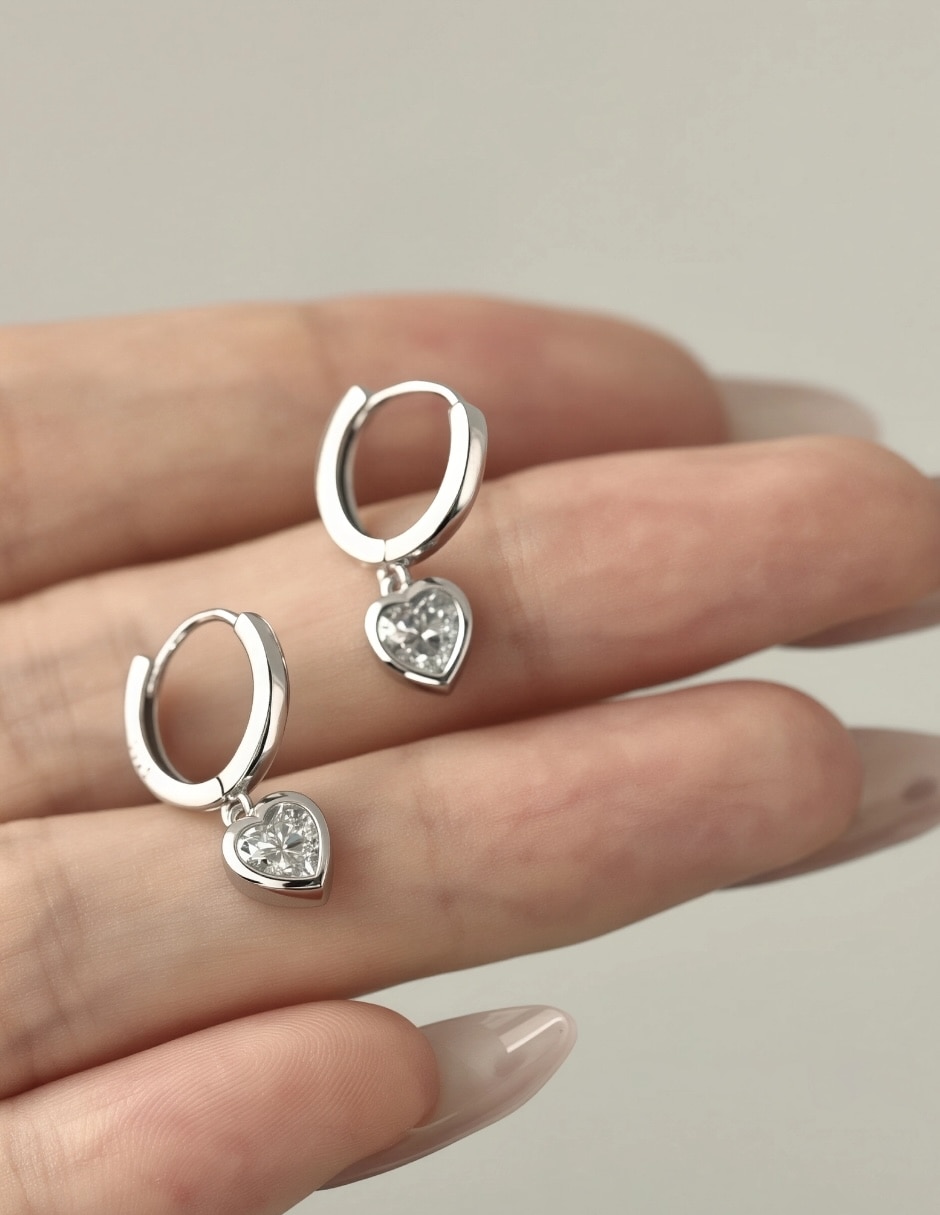 Aretes cortos de corazón Yoiko de plata P 925 con acabado baño de rodio zirconia