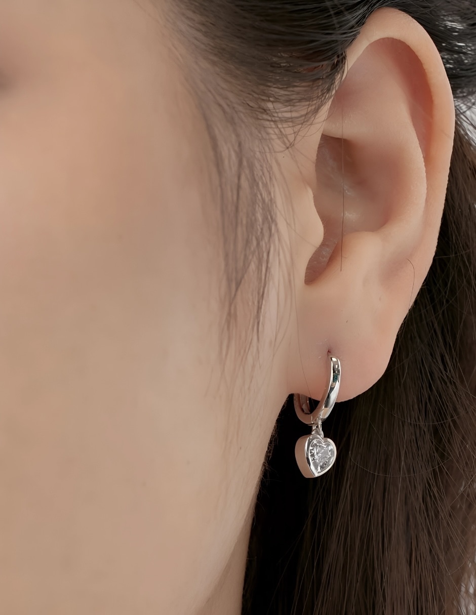 Aretes cortos de corazón Yoiko de plata P 925 con acabado baño de rodio zirconia