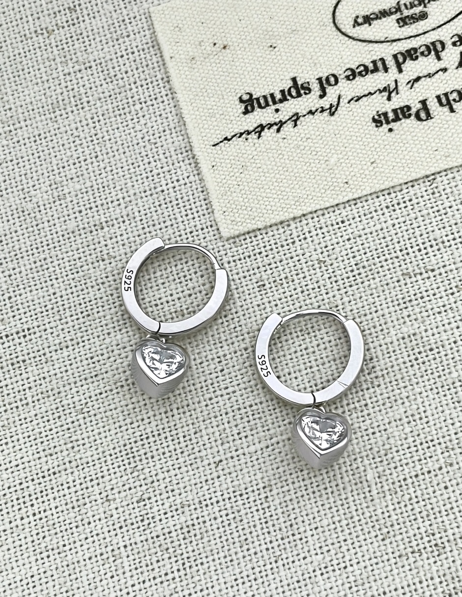 Aretes cortos de corazón Yoiko de plata P 925 con acabado baño de rodio zirconia