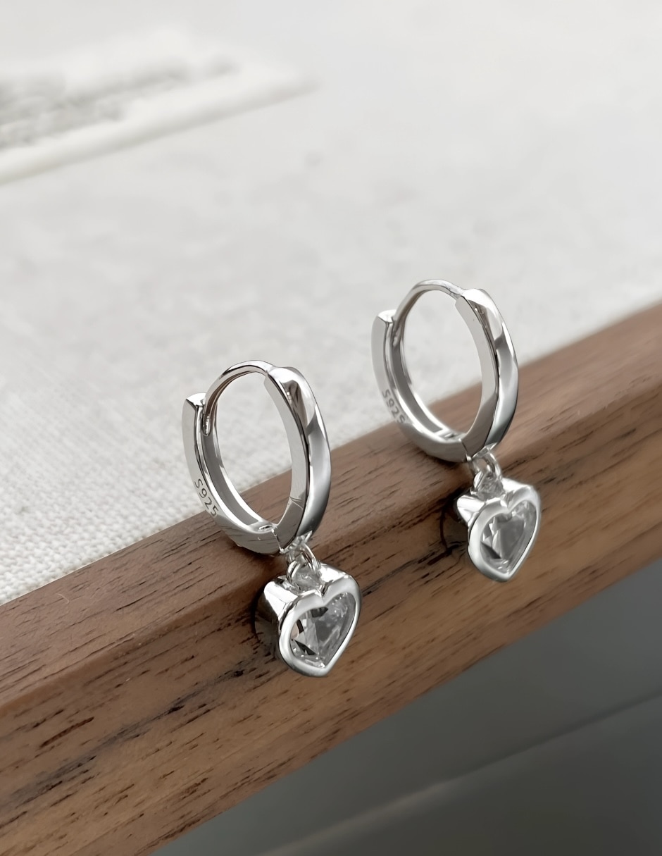 Aretes cortos de corazón Yoiko de plata P 925 con acabado baño de rodio zirconia