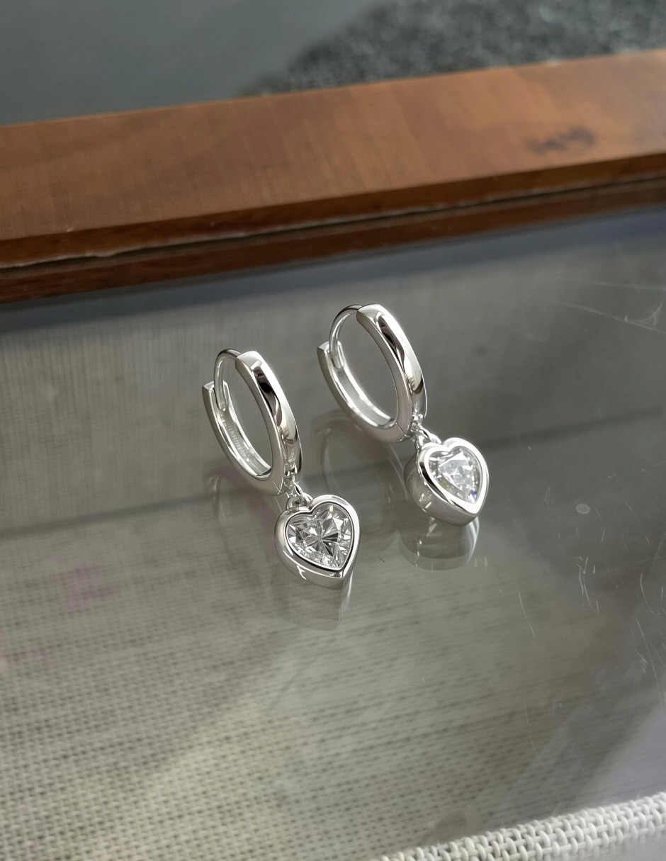 Aretes cortos de corazón Yoiko de plata P 925 con acabado baño de rodio zirconia