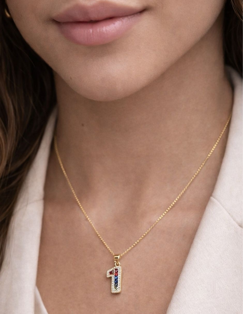 Colar con dije de número baño de oro 18 K 2