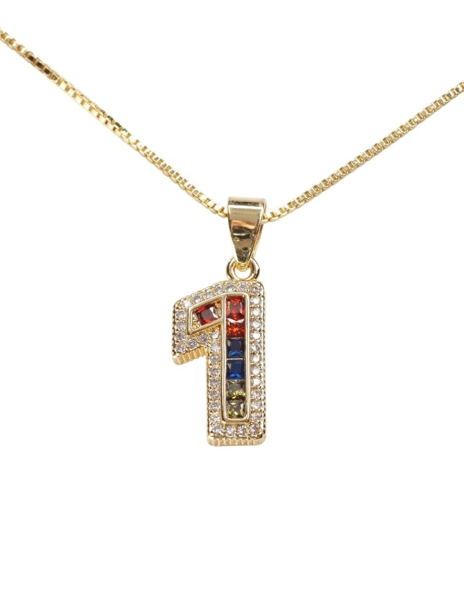 Colar con dije de número baño de oro 18 K