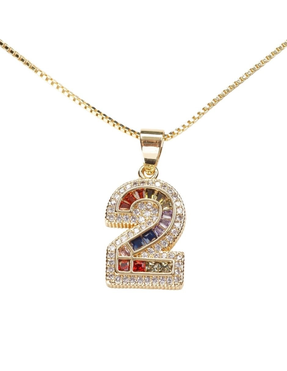Colar con dije de número baño de oro 18 K