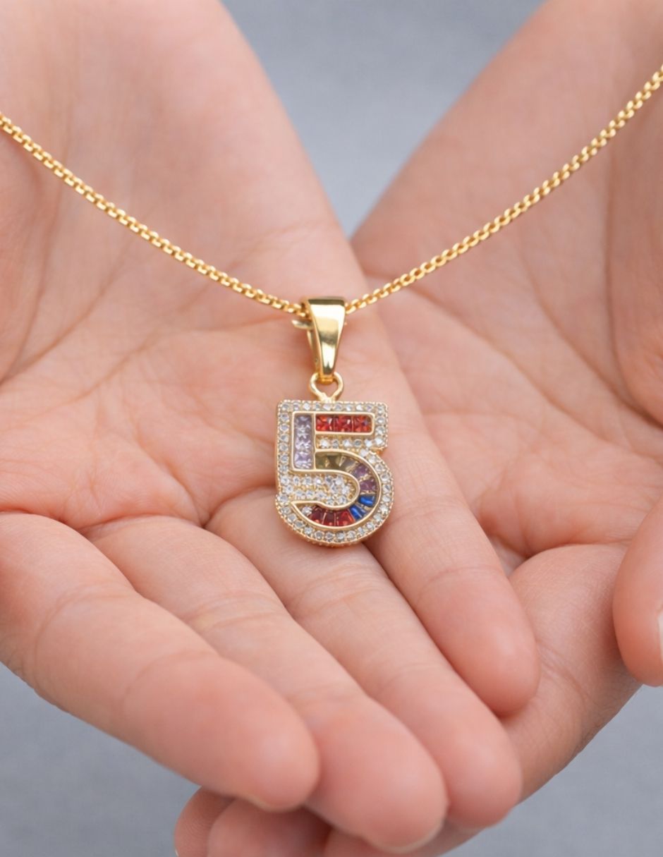 Colar con dije de número Yoiko baño de oro 18 K
