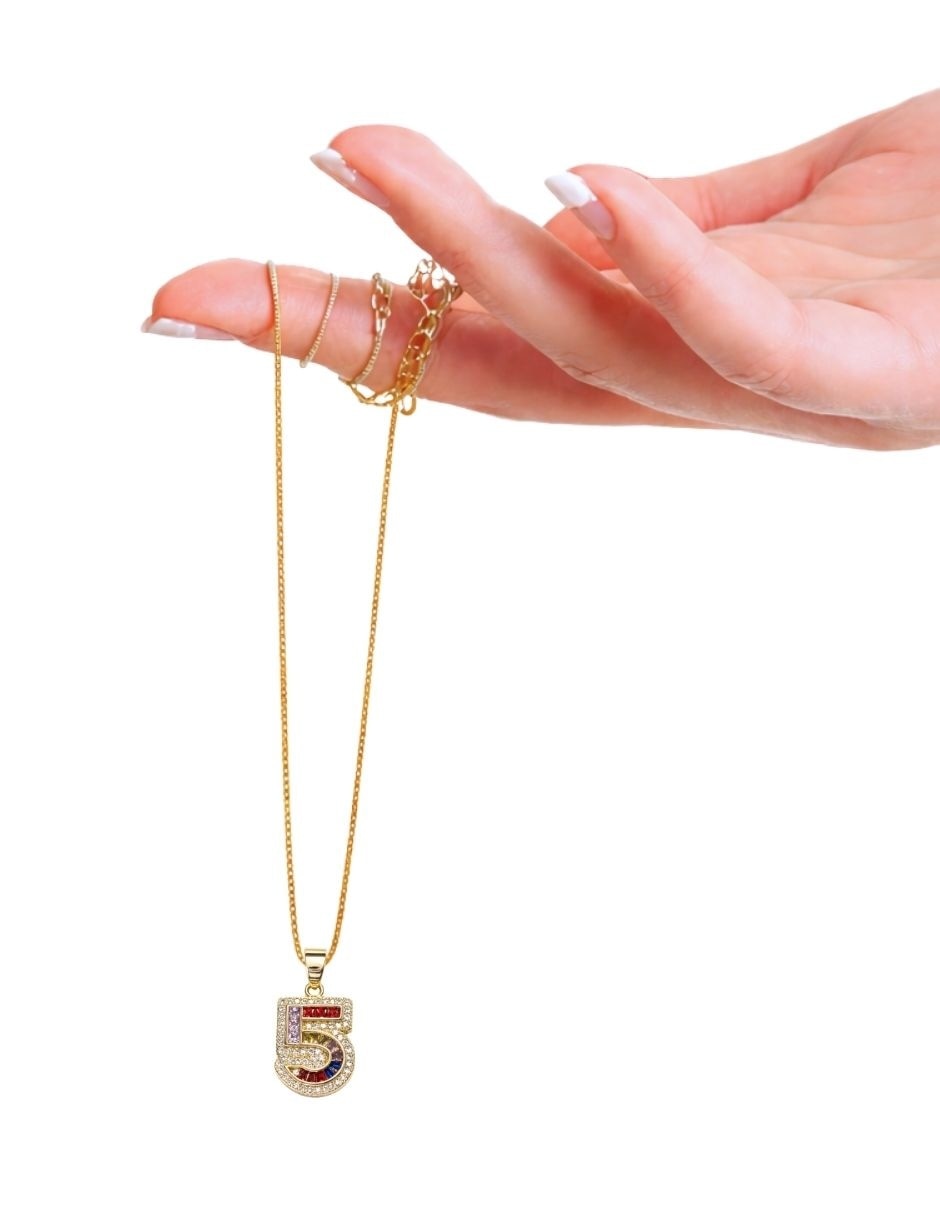 Colar con dije de número Yoiko baño de oro 18 K