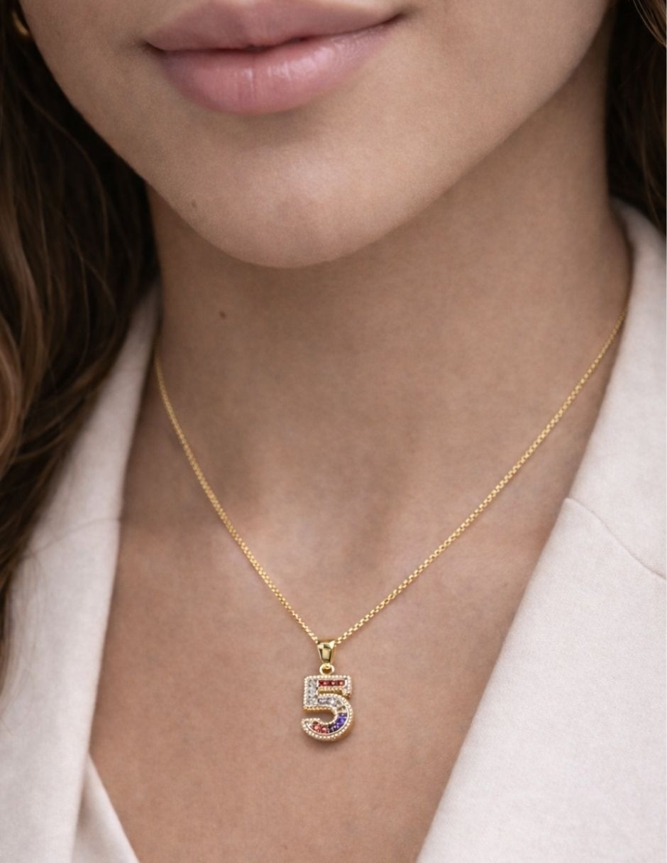 Colar con dije de número Yoiko baño de oro 18 K