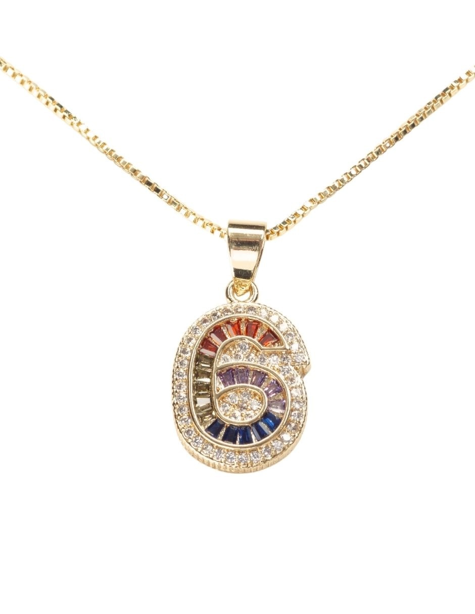 Colar con dije de número baño de oro 18 K