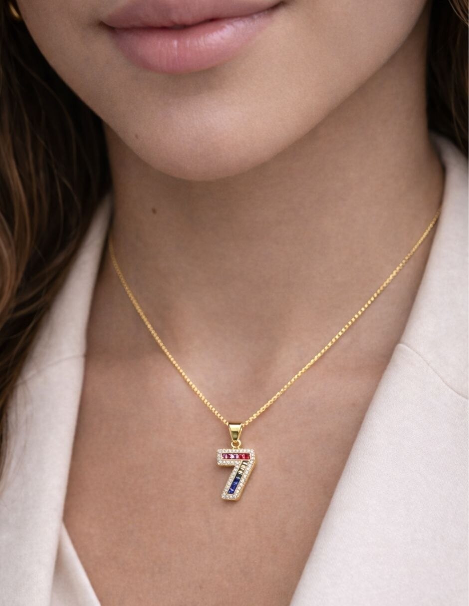 Colar con dije de número Yoiko baño de oro 18 K