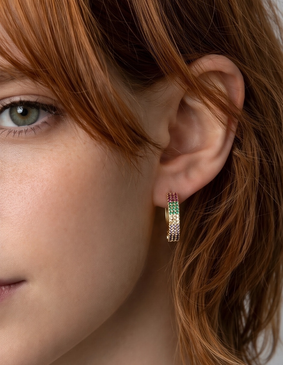 Aretes huggies circular yoiko vibrant de aleación metálica con acabado baño de oro zirconia