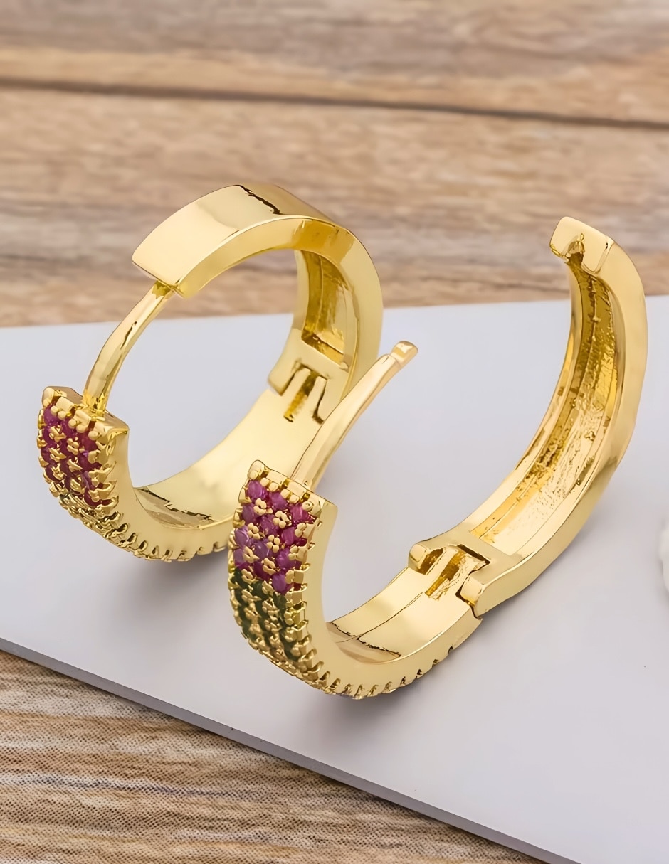 Aretes huggies circular yoiko vibrant de aleación metálica con acabado baño de oro zirconia