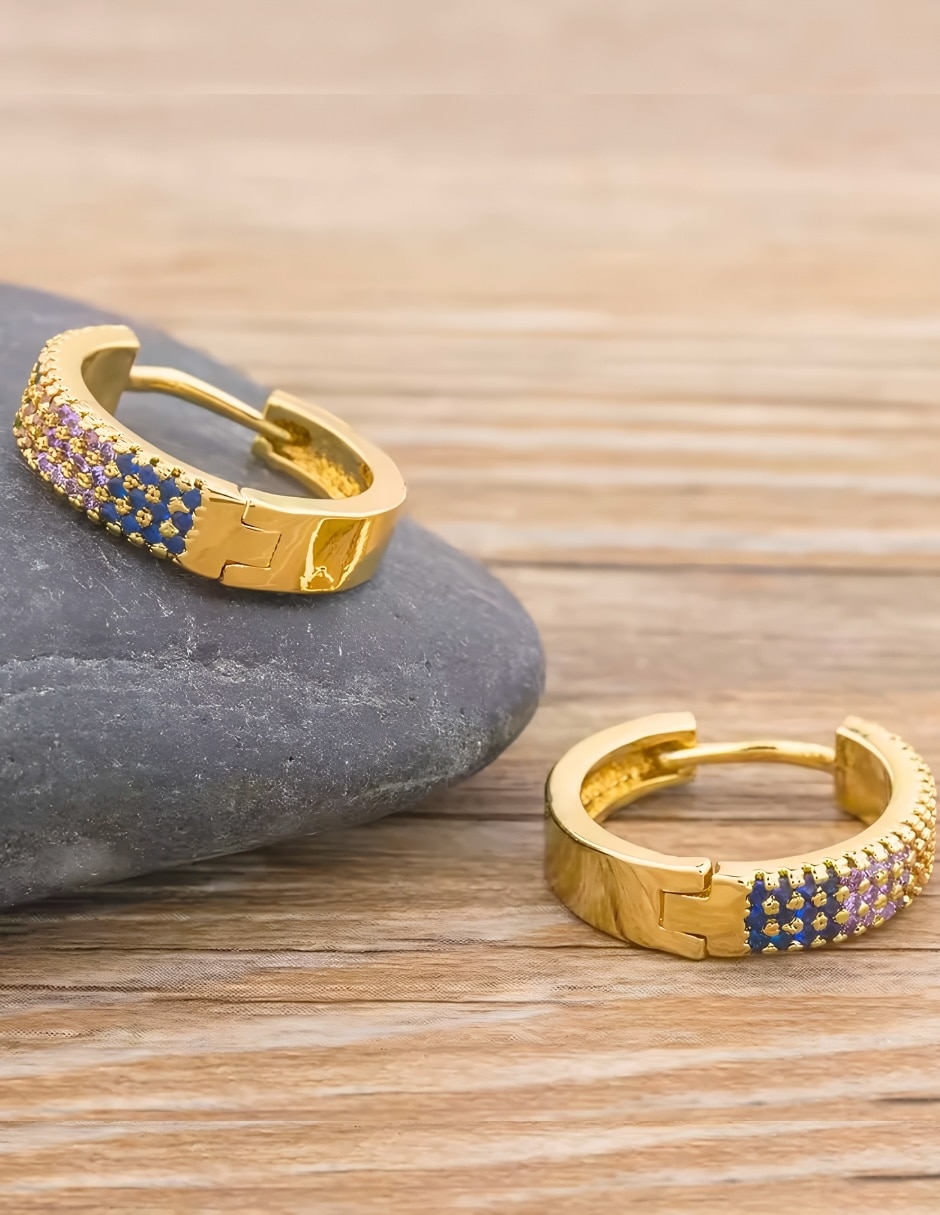 Aretes huggies circular yoiko vibrant de aleación metálica con acabado baño de oro zirconia