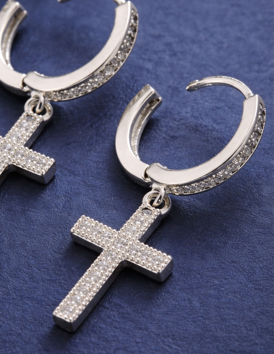 Aretes huggies cruz yoiko devoción de aleación metálica con acabado baño de rodio zirconia