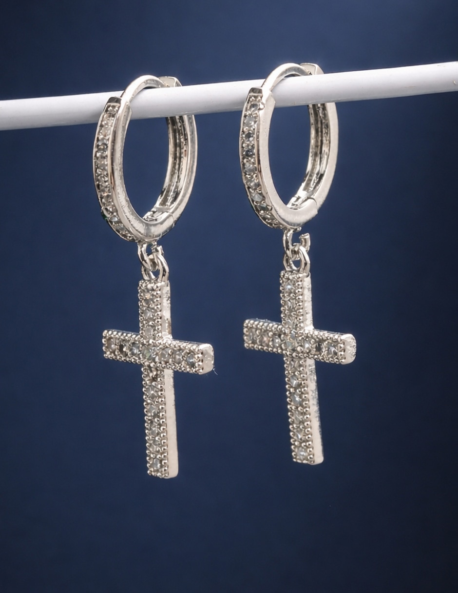 Aretes huggies cruz yoiko devoción de aleación metálica con acabado baño de rodio zirconia