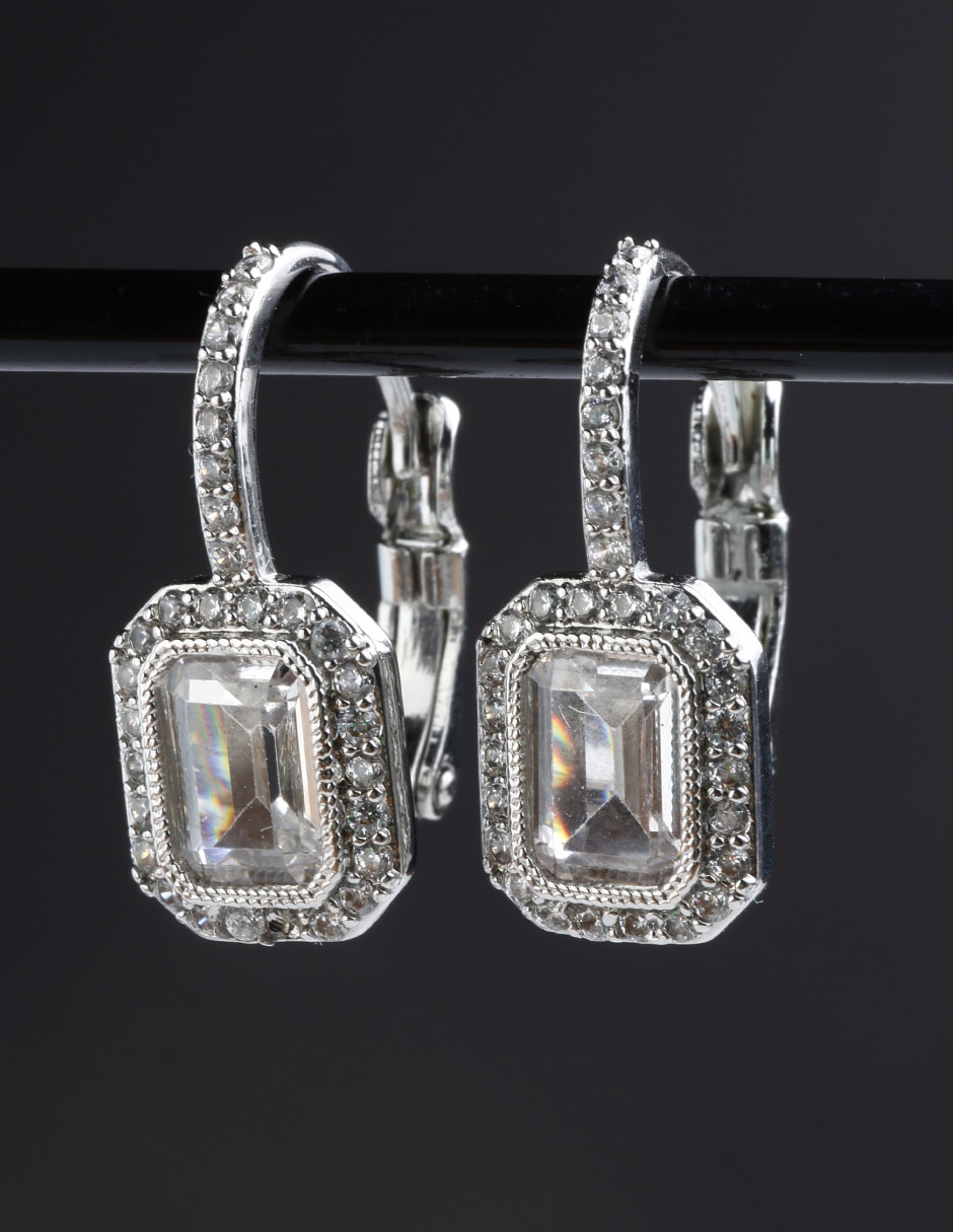 Aretes huggies cuadrado yoiko ónix de aleación metálica con acabado baño de rodio zirconia