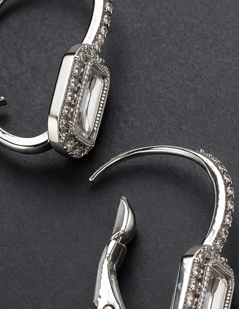 Aretes huggies cuadrado yoiko ónix de aleación metálica con acabado baño de rodio zirconia