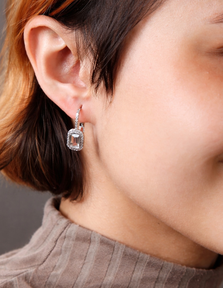 Aretes huggies cuadrado yoiko ónix de aleación metálica con acabado baño de rodio zirconia