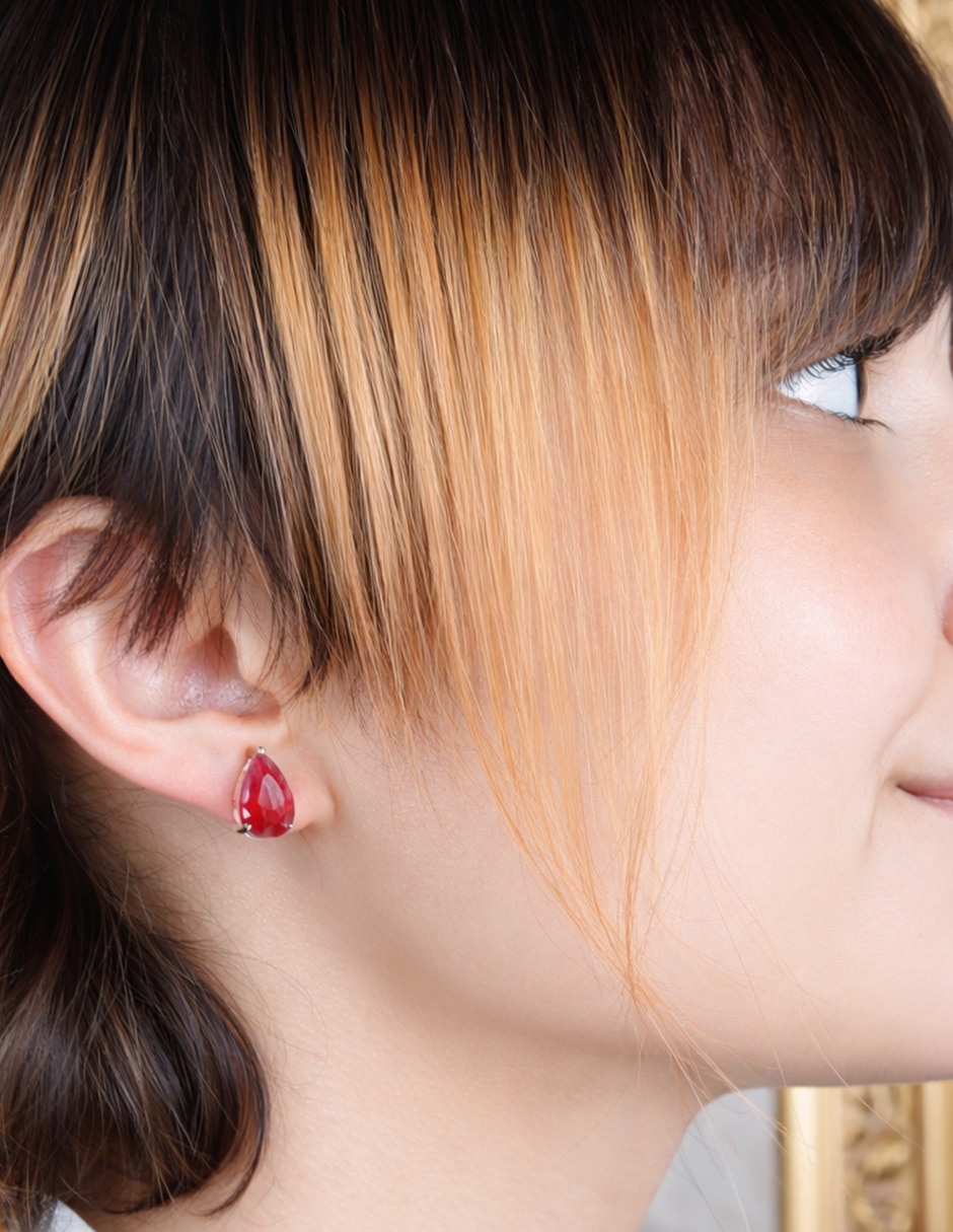 Aretes cortos de gota Yoiko Carmesi con acabado baño de rodio zirconia cúbica