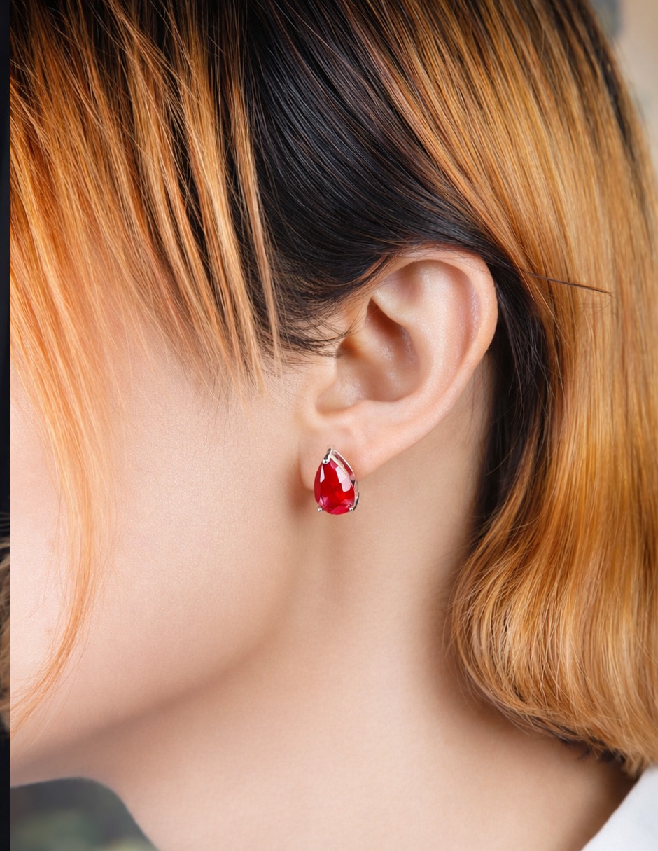 Aretes cortos de gota Yoiko Carmesi con acabado baño de rodio zirconia cúbica
