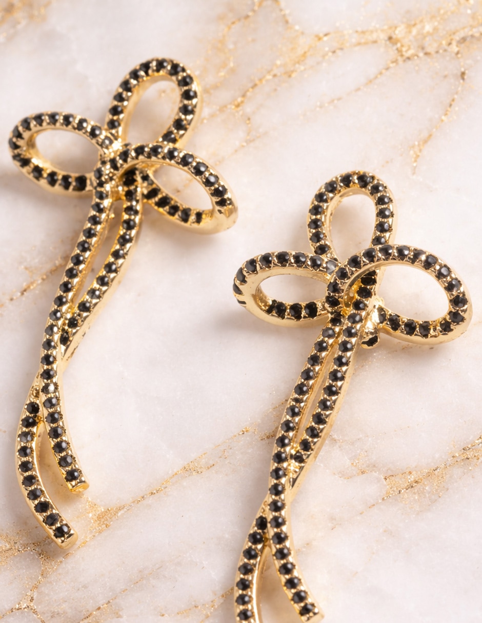 Aretes largos de nudo yoiko noir golden con acabado baño de oro zirconia