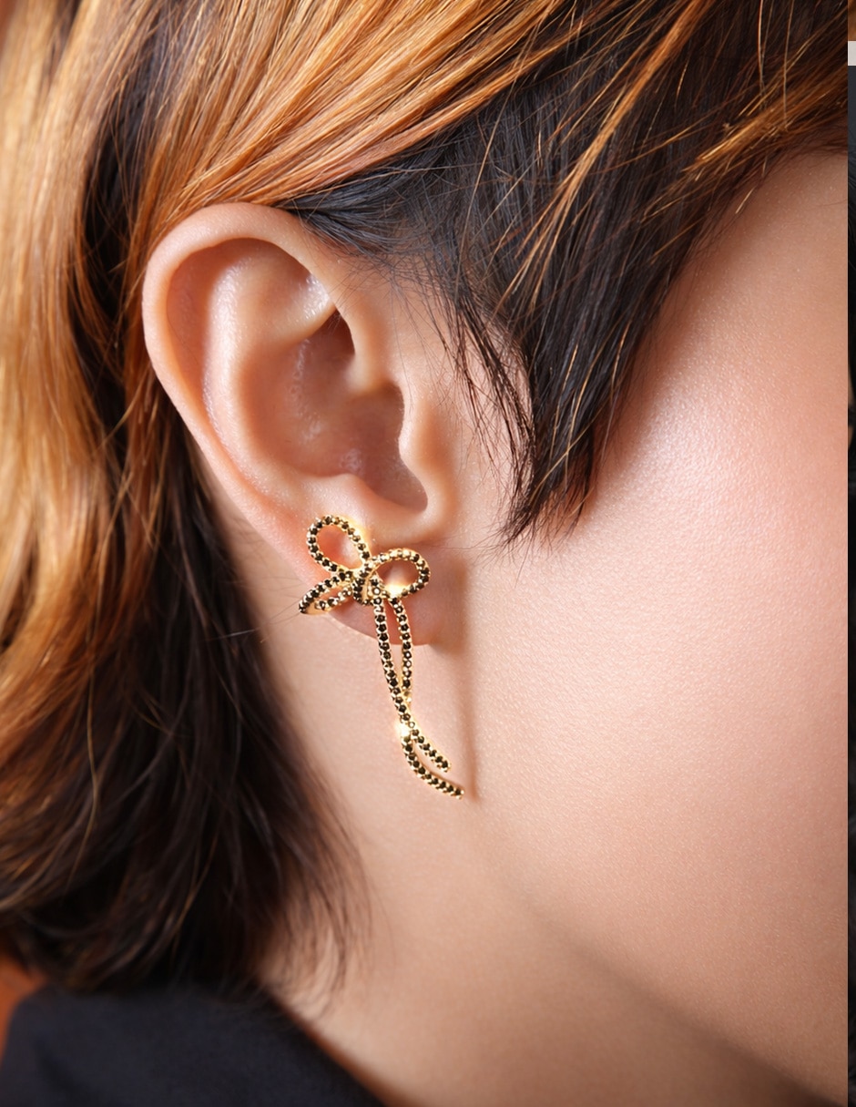 Aretes largos de nudo yoiko noir golden con acabado baño de oro zirconia