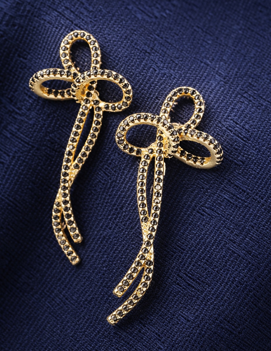 Aretes largos de nudo yoiko noir golden con acabado baño de oro zirconia