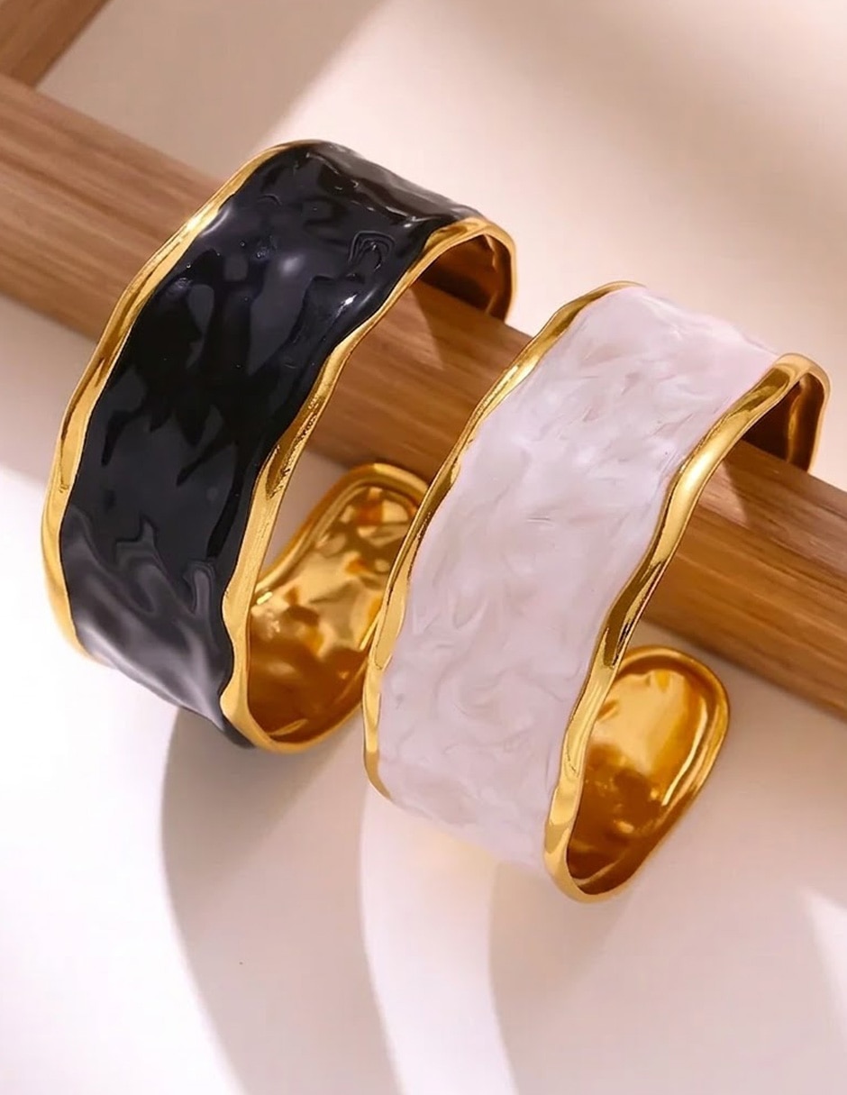 Brazalete Nira de oro laminado 18 K con acabado brillante