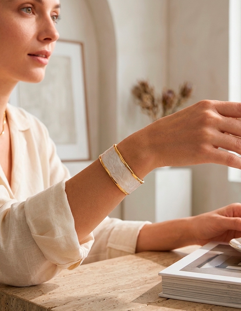 Brazalete Nira de oro laminado 18 K con acabado brillante