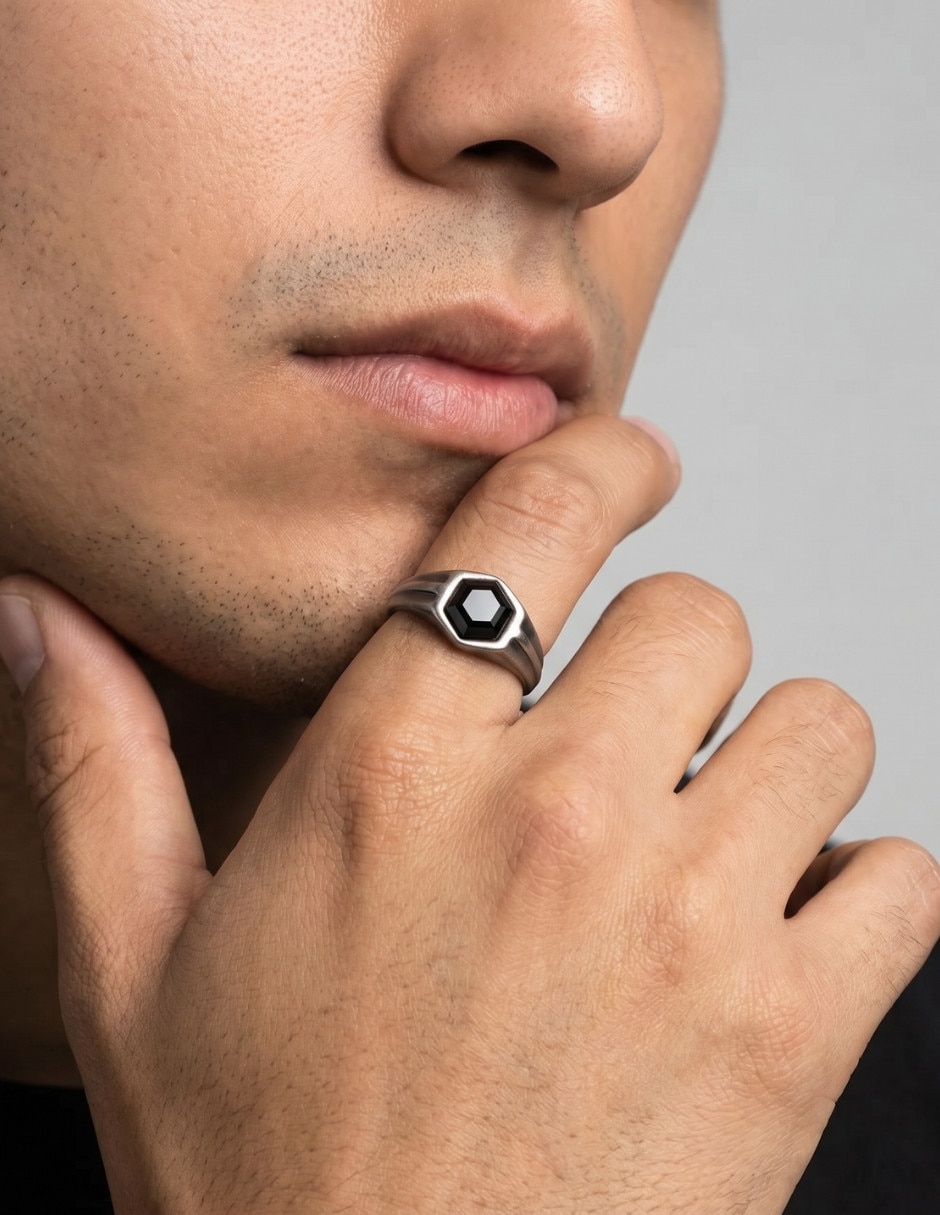 Anillo geométrico Chulada Black circonita pulido