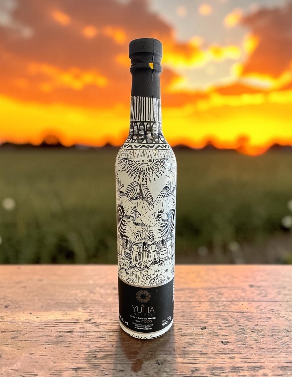 Licor de mezcal Yuliia sabor coco 500 ml
