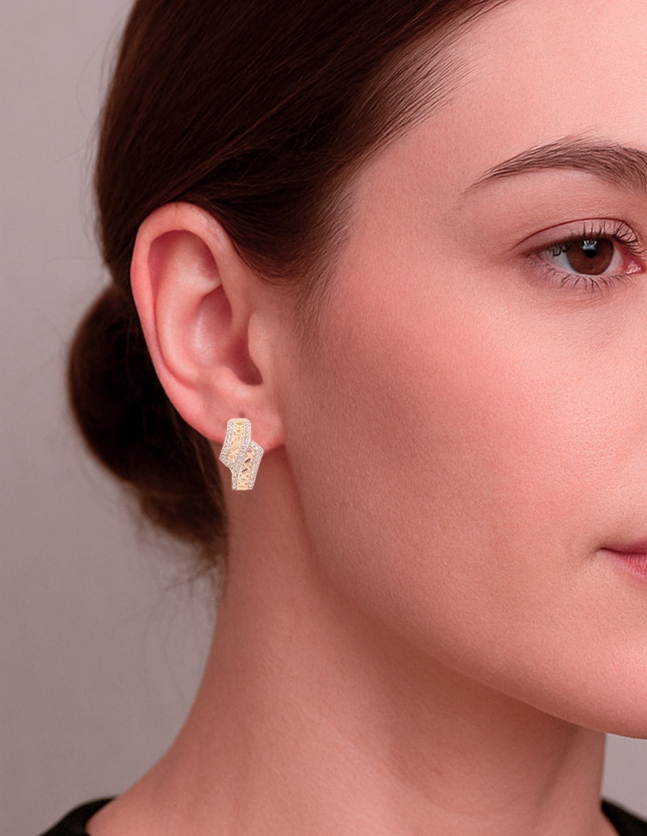 Aretes corto redonda de acero inoxidable con acabado chapa de oro zirconia 3