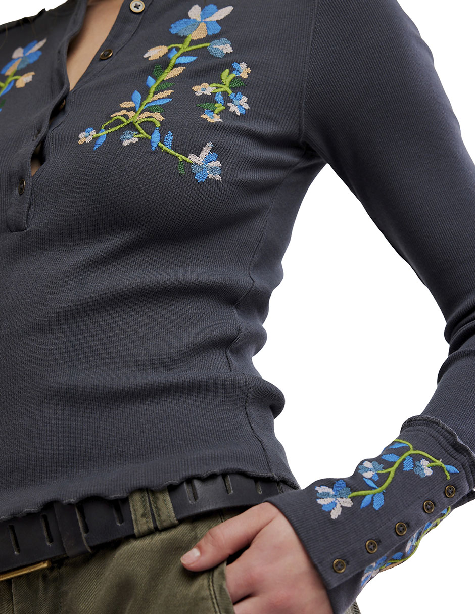 Playera manga larga cuello con botón para mujer 4